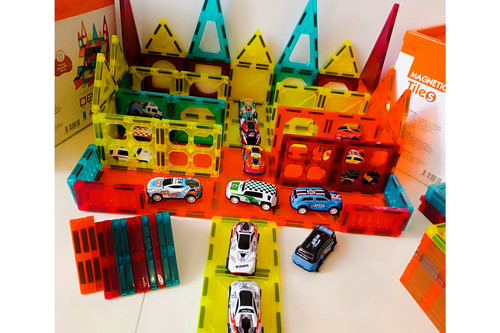 تایل مگنتی ۱۰۹ قطعه همراه با ۱۰ عدد ماشین فلزی مگنتی عقب کش